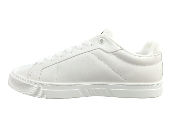 Tenis blancos Tommy Hilfiger con franja lateral tricolor en rojo, blanco y azul.