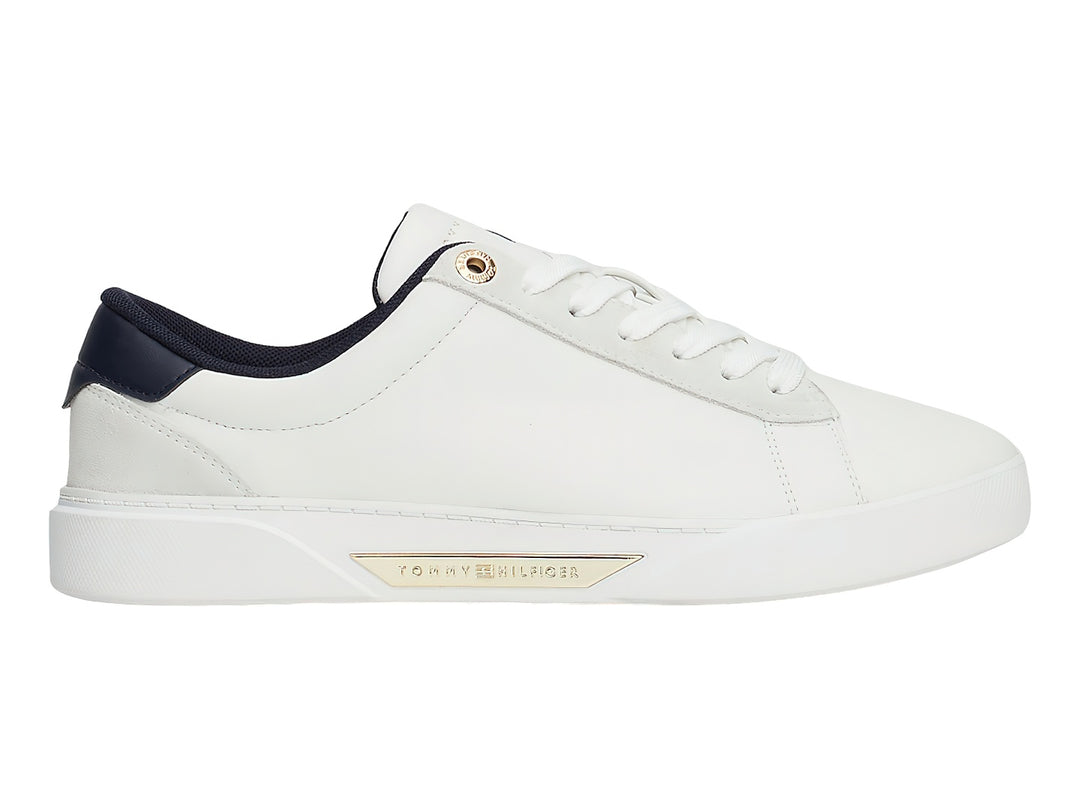 Tenis blancos Tommy Hilfiger estilo court con detalles en azul marino y dorado.