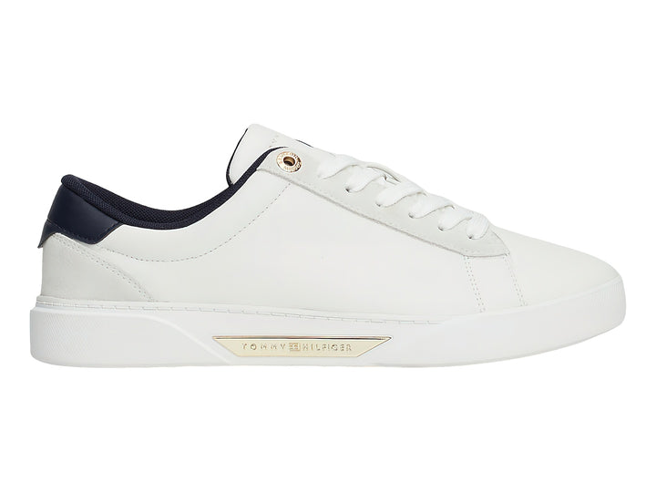 Tenis blancos Tommy Hilfiger estilo court con detalles en azul marino y dorado.