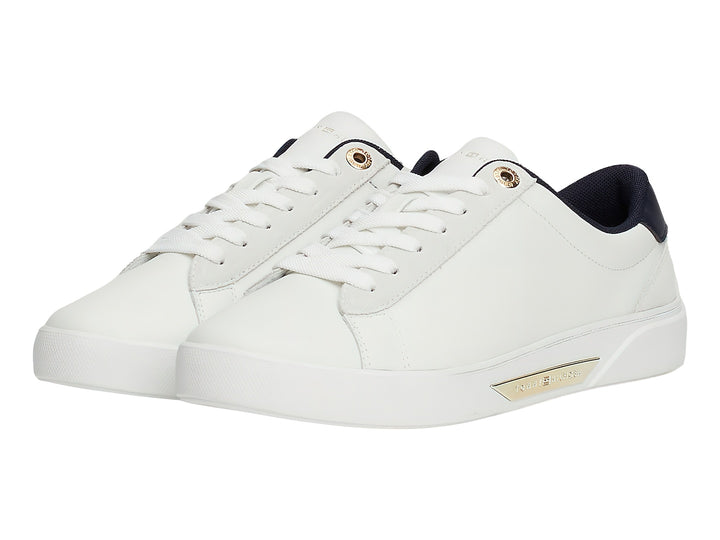 Tenis blancos Tommy Hilfiger estilo court con detalles en azul marino y dorado.