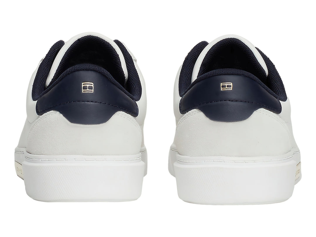 Tenis blancos Tommy Hilfiger estilo court con detalles en azul marino y dorado.