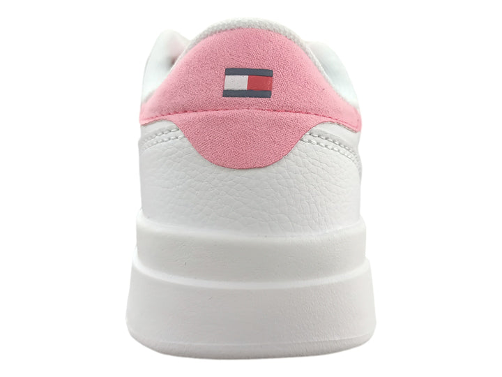 Tenis Tommy Hilfiger blancos con detalles y cordones en color rosa strawberry para niña.