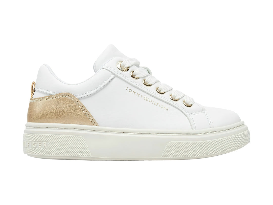 Tenis blancos Tommy Hilfiger de corte bajo con detalle metálico platino en el talón.
