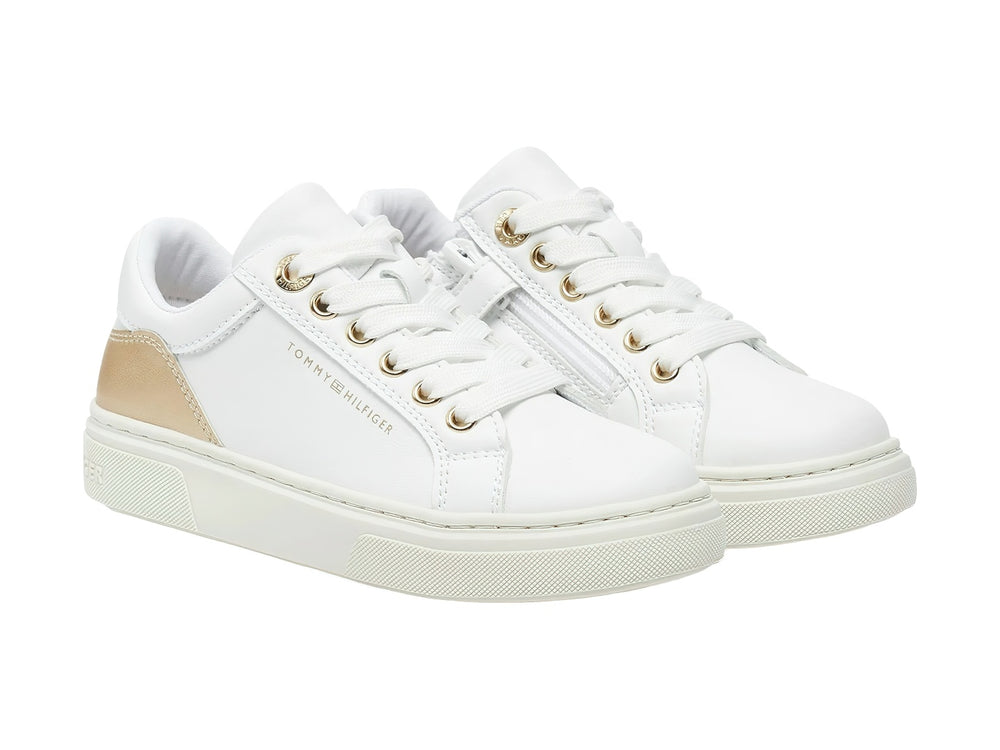 Tenis blancos Tommy Hilfiger de corte bajo con detalle metálico platino en el talón.