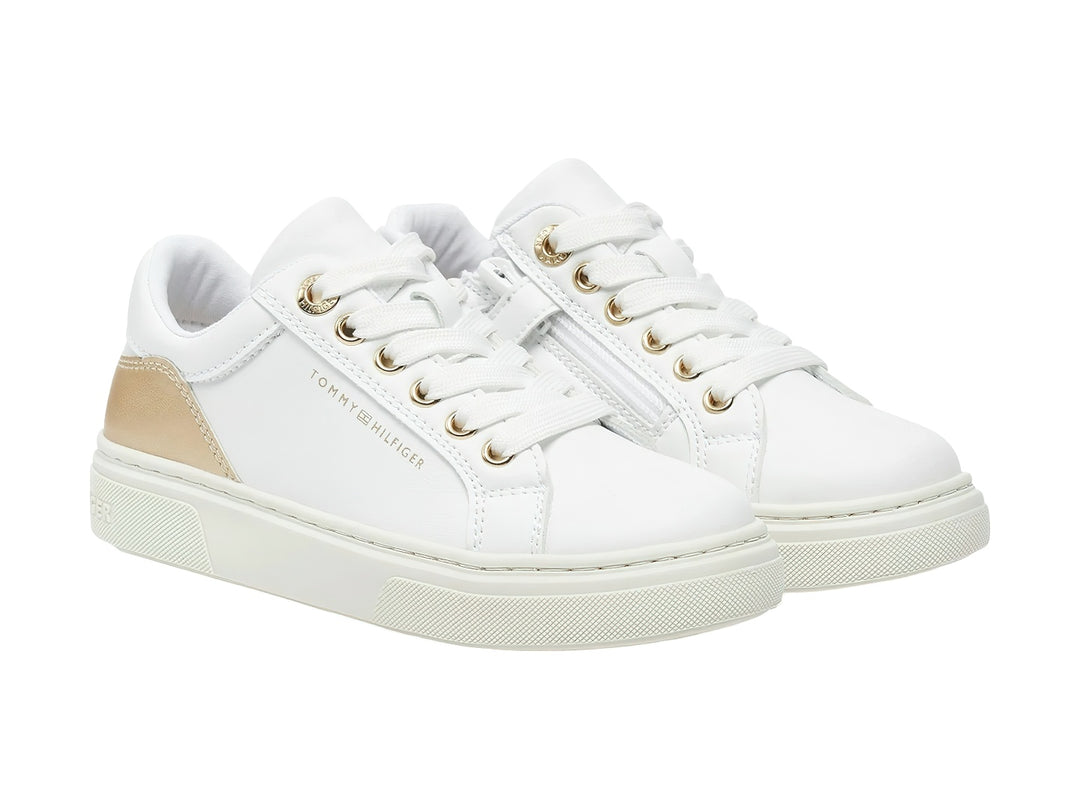 Tenis blancos Tommy Hilfiger de corte bajo con detalle metálico platino en el talón.