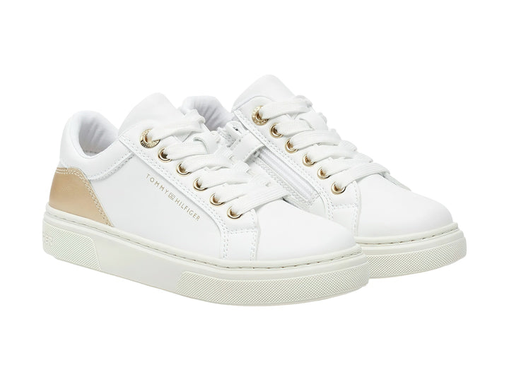 Tenis blancos Tommy Hilfiger de corte bajo con detalle metálico platino en el talón.