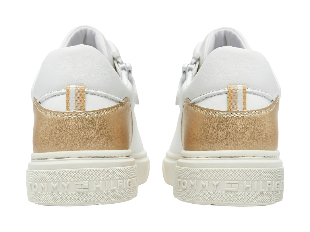 Tenis blancos Tommy Hilfiger de corte bajo con detalle metálico platino en el talón.