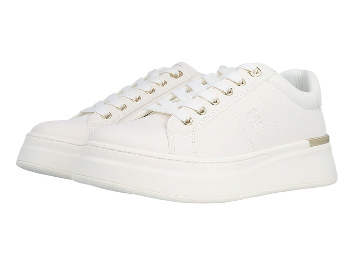 Tenis blancos de plataforma con cordones y detalles metálicos dorados en el talón y ojales.