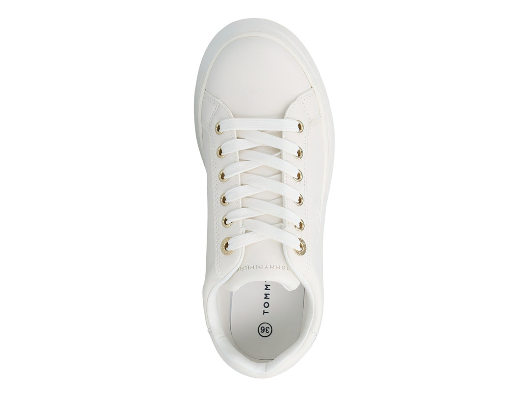 Tenis blancos de plataforma con cordones y detalles metálicos dorados en el talón y ojales.