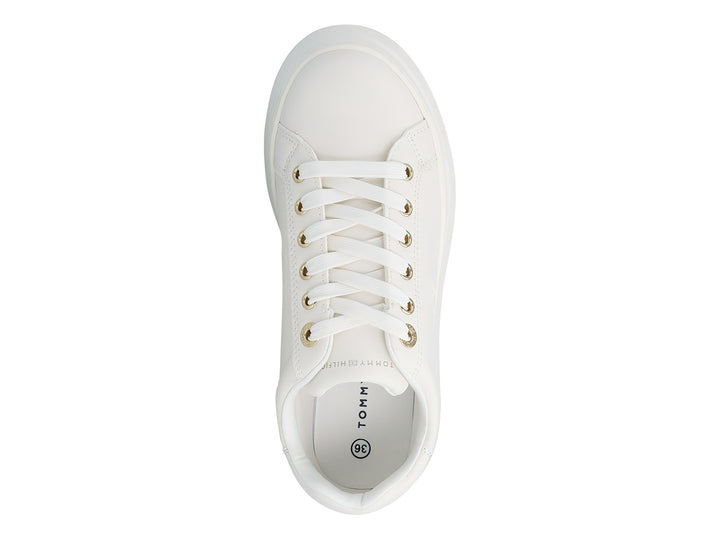 Tenis blancos de plataforma con cordones y detalles metálicos dorados en el talón y ojales.
