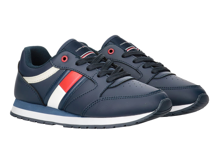 Tenis Tommy Hilfiger azul marino con detalles en blanco y rojo y suela blanca.