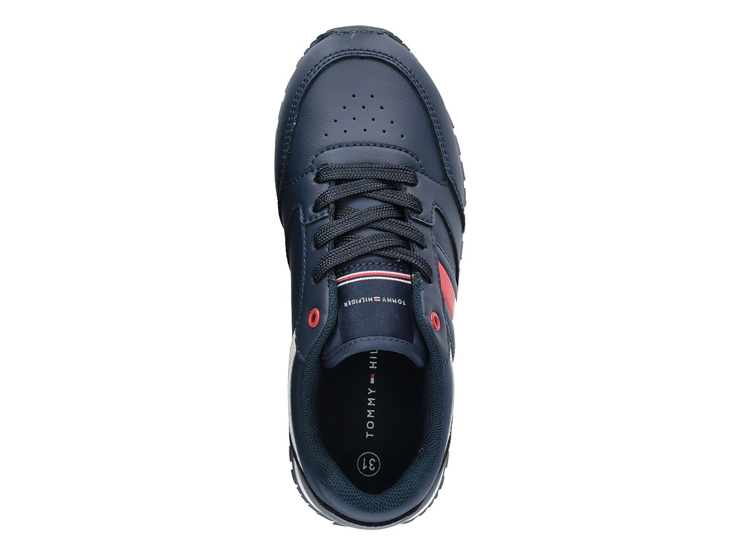 Tenis Tommy Hilfiger azul marino con detalles en blanco y rojo y suela blanca.