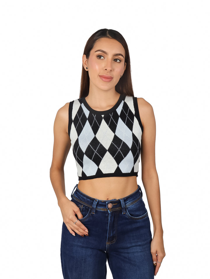 Croptop tejido sin mangas con estampado de rombos en colores negro y azul claro.