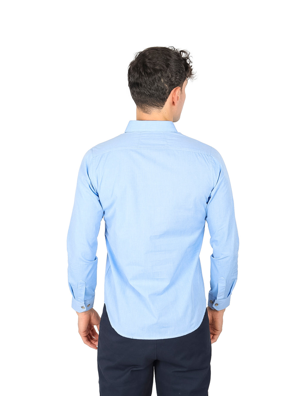 Hombre vistiendo una camisa lisa de color azul claro con manga larga y cuello.