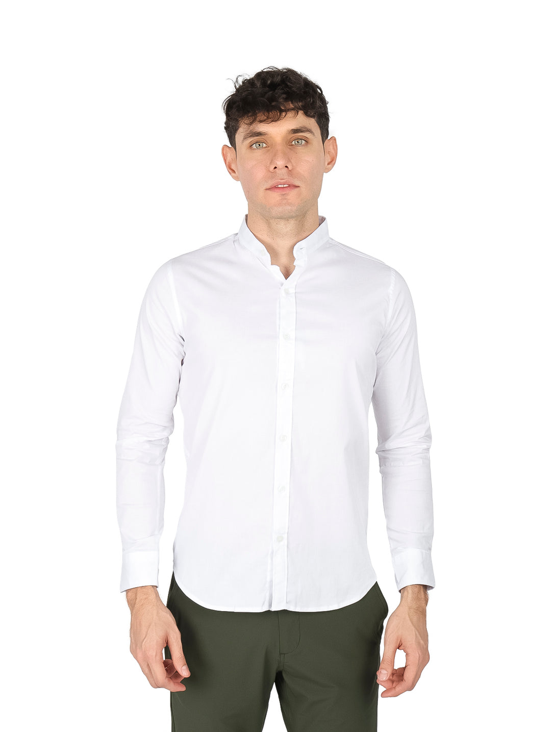 Hombre vistiendo una camisa blanca de manga larga con cuello mao y pantalones verde oliva.