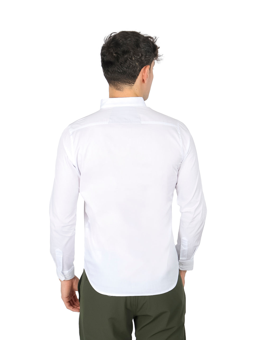 Hombre vistiendo una camisa blanca de manga larga con cuello mao y pantalones verde oliva.
