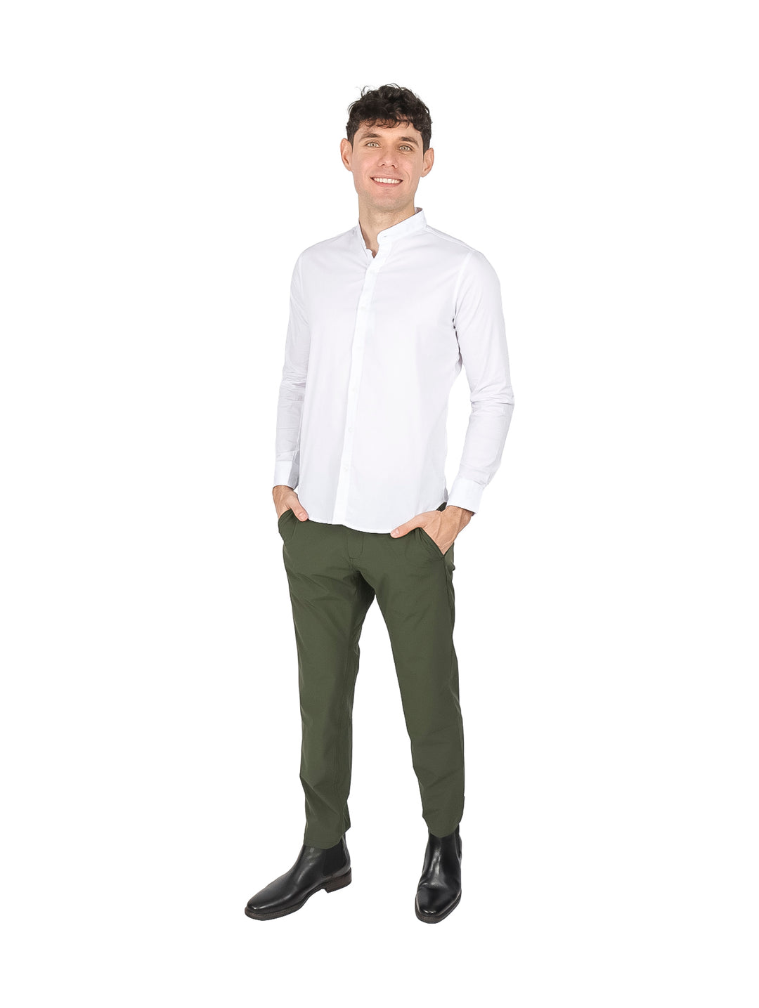Hombre vistiendo una camisa blanca de manga larga con cuello mao y pantalones verde oliva.