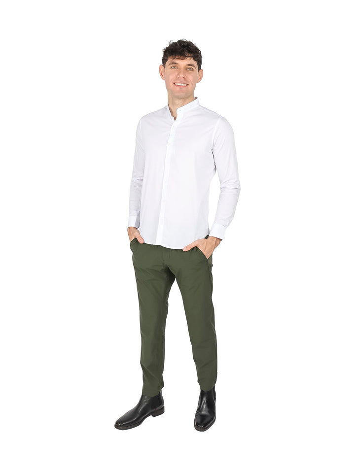 Hombre vistiendo una camisa blanca de manga larga con cuello mao y pantalones verde oliva.