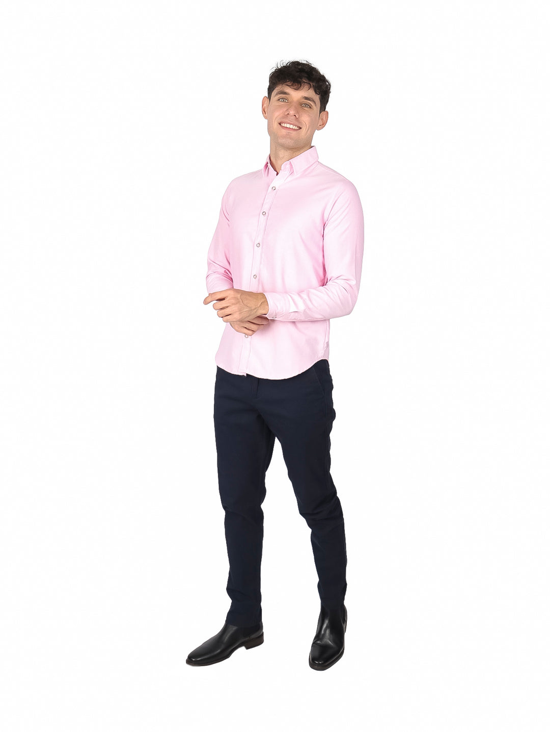 Hombre vistiendo una camisa de manga larga color rosa claro y pantalones azul marino.