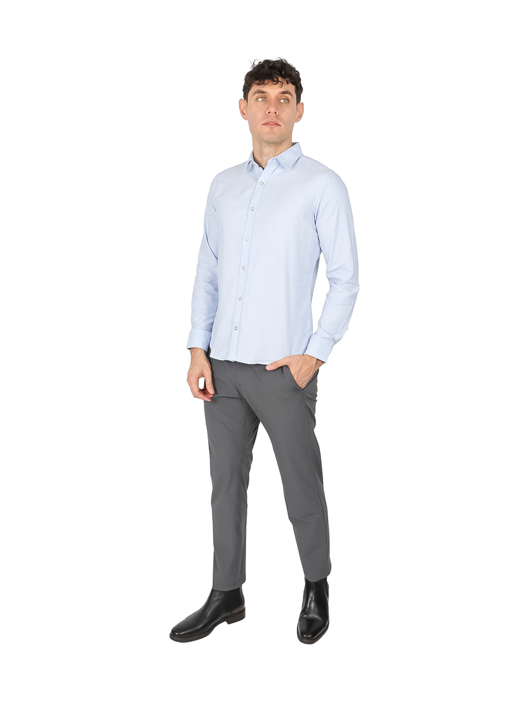 Hombre vistiendo una camisa de manga larga color azul cielo lisa.