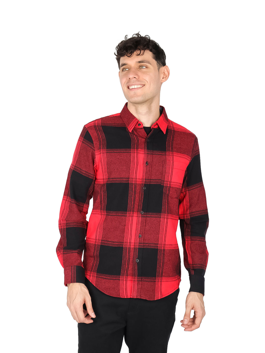 Hombre vistiendo camisa de franela a cuadros rojo y negro.