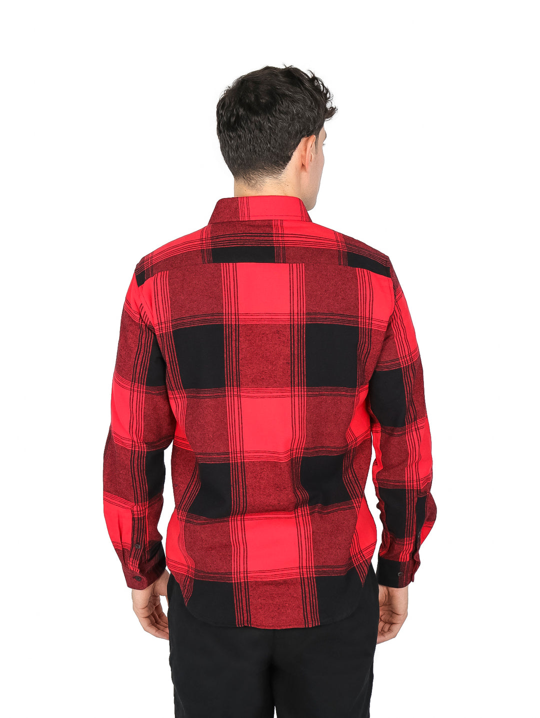 Hombre vistiendo camisa de franela a cuadros rojo y negro.