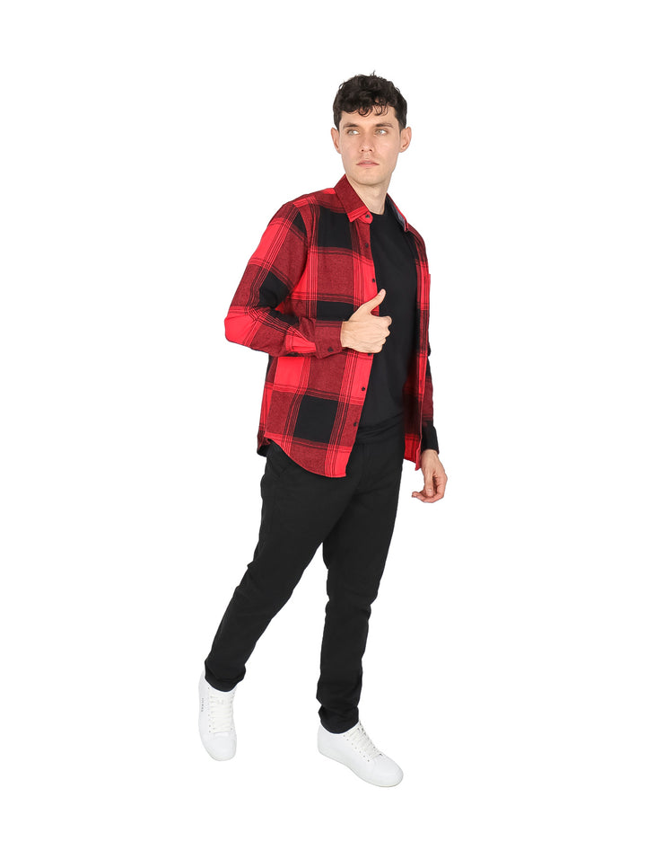 Hombre vistiendo camisa de franela a cuadros rojo y negro.