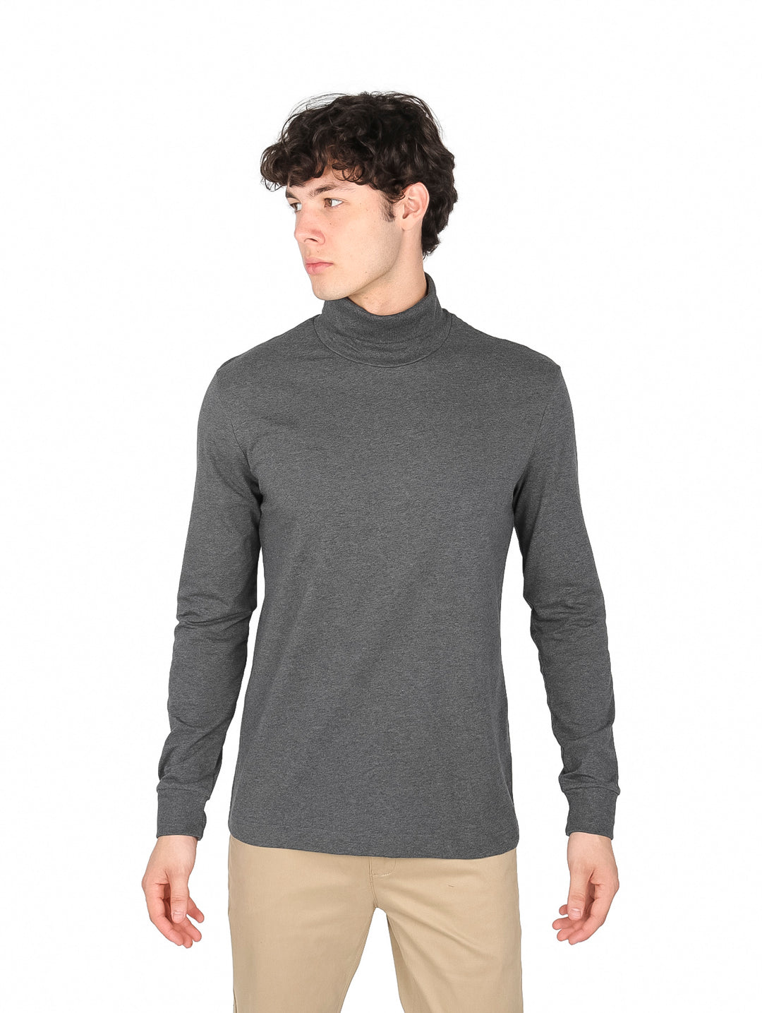 Hombre vistiendo playera gris de manga larga con cuello de tortuga.