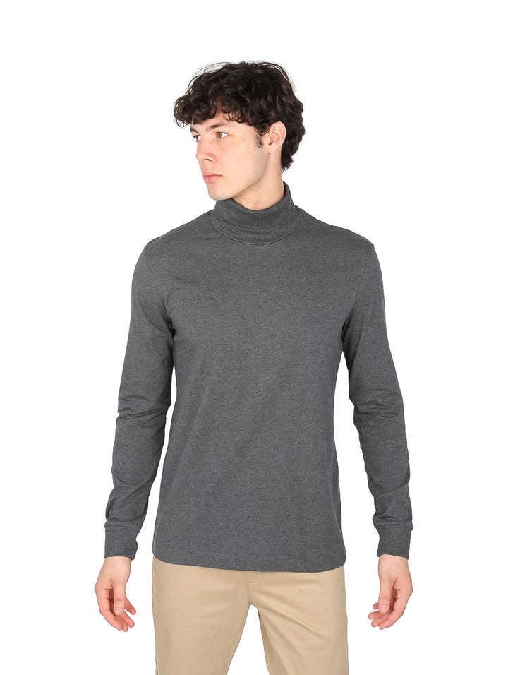 Hombre vistiendo playera gris de manga larga con cuello de tortuga.