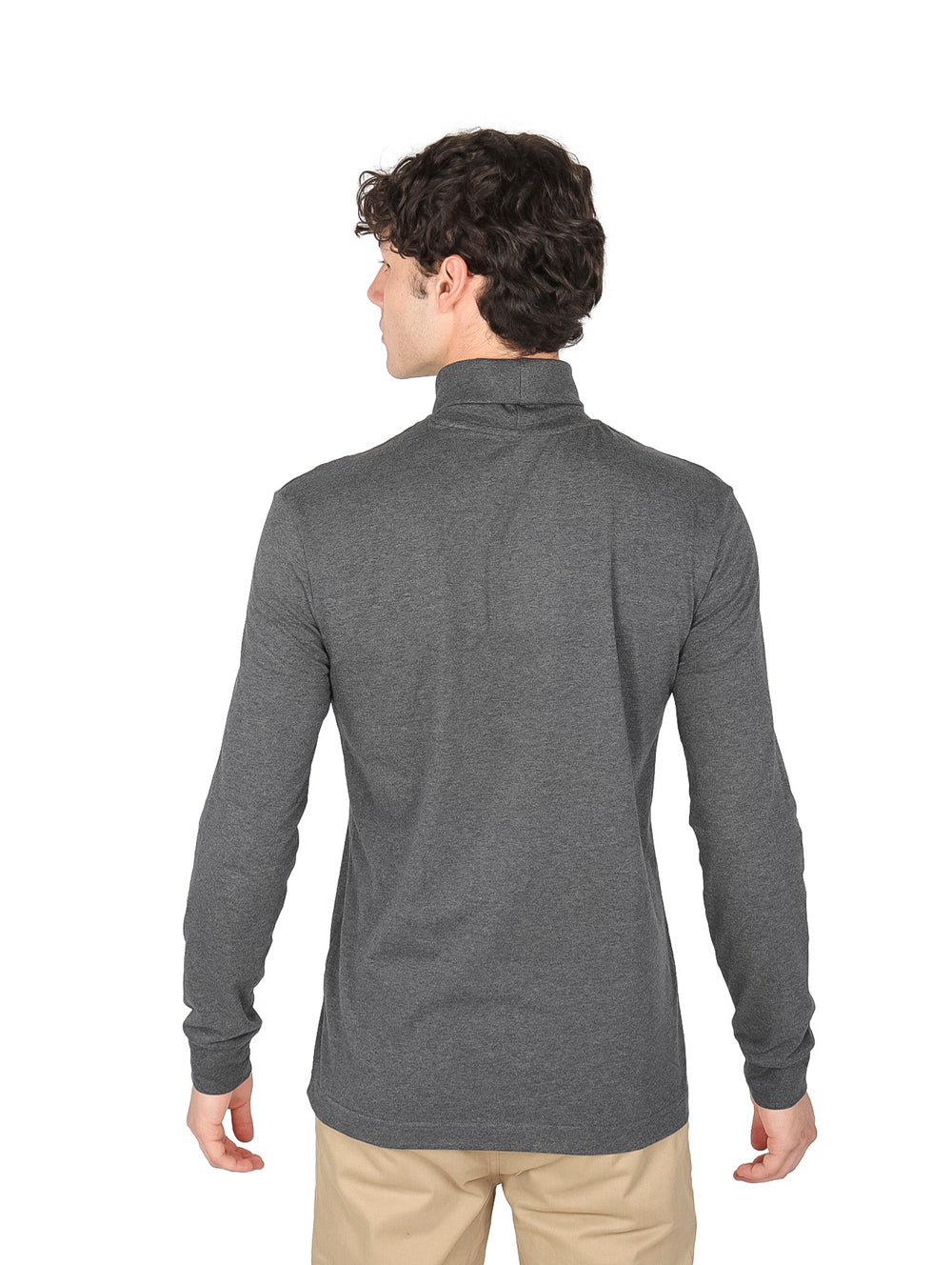 Hombre vistiendo playera gris de manga larga con cuello de tortuga.