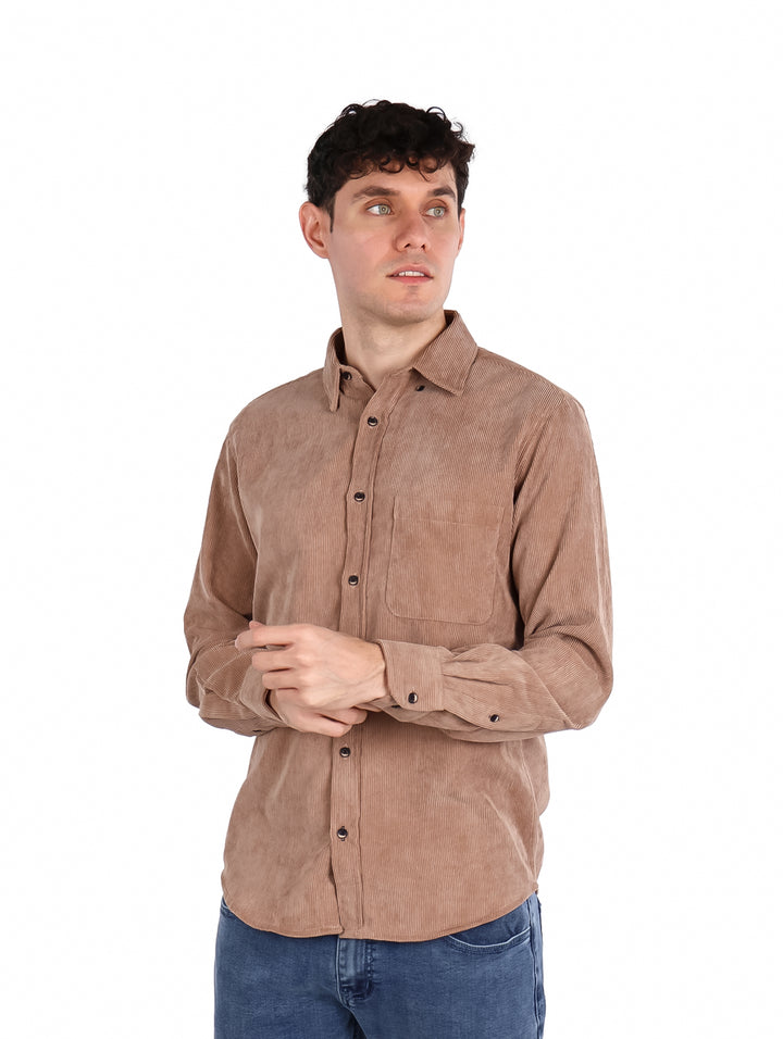 Hombre vistiendo una camisa de pana color khaki con manga larga y botones frontales.