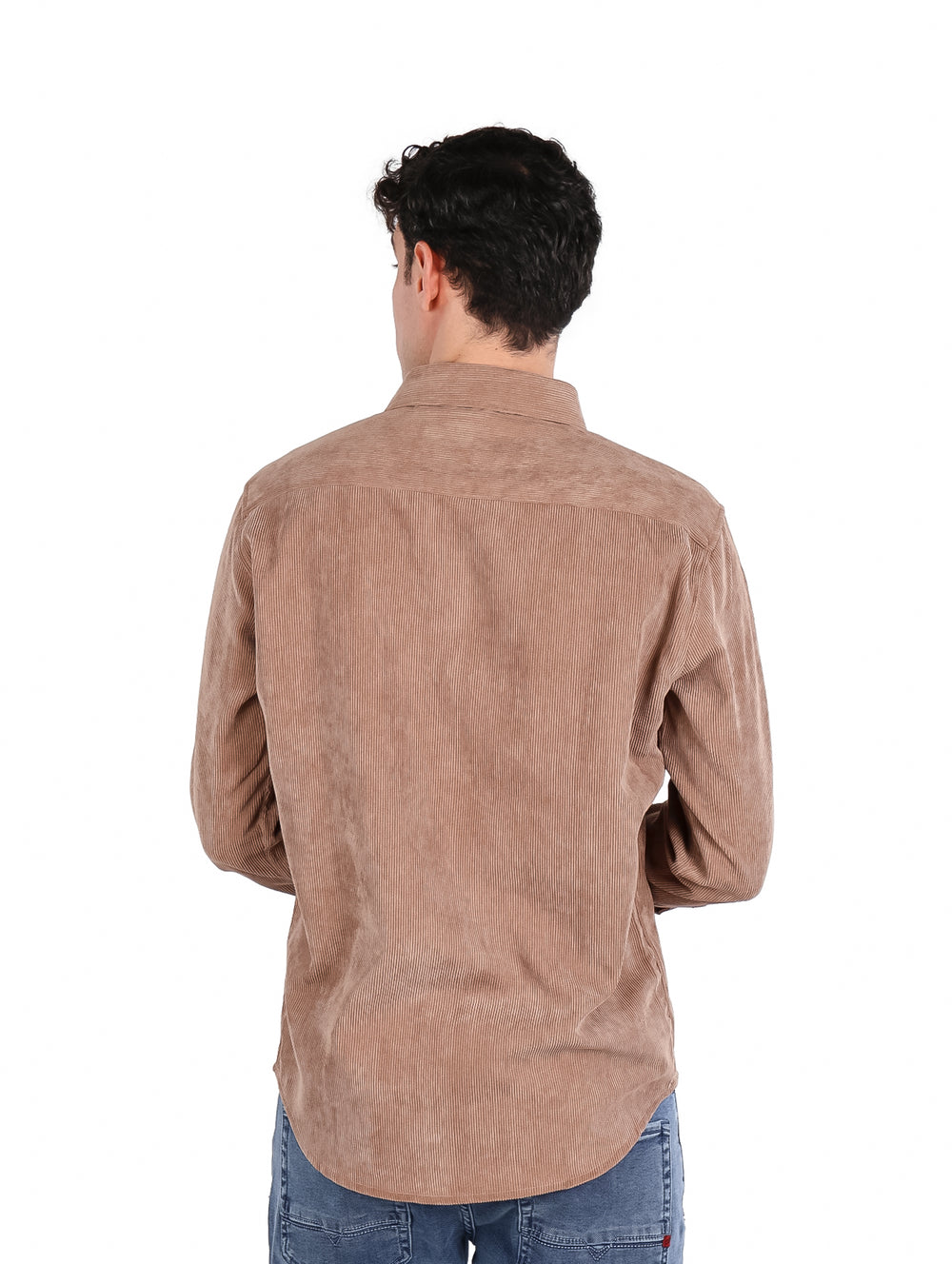 Hombre vistiendo una camisa de pana color khaki con manga larga y botones frontales.