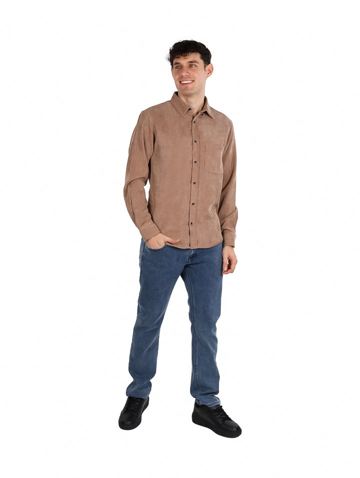 Hombre vistiendo una camisa de pana color khaki con manga larga y botones frontales.