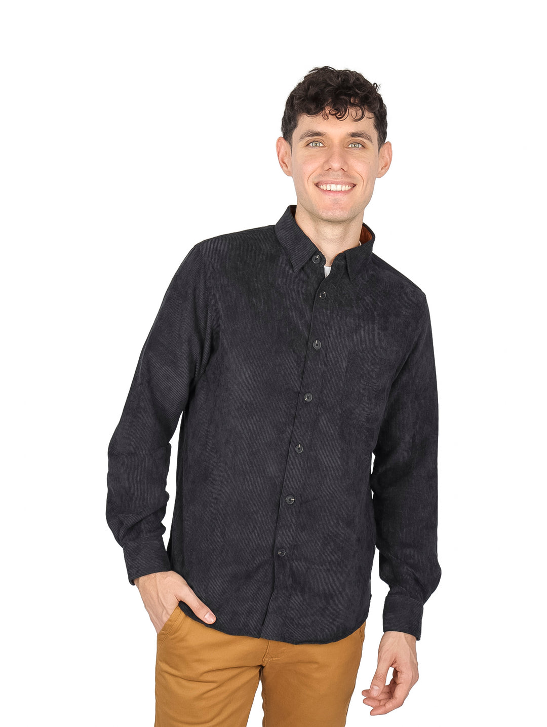 Hombre vistiendo una camisa de pana negra de manga larga y pantalones color canela.