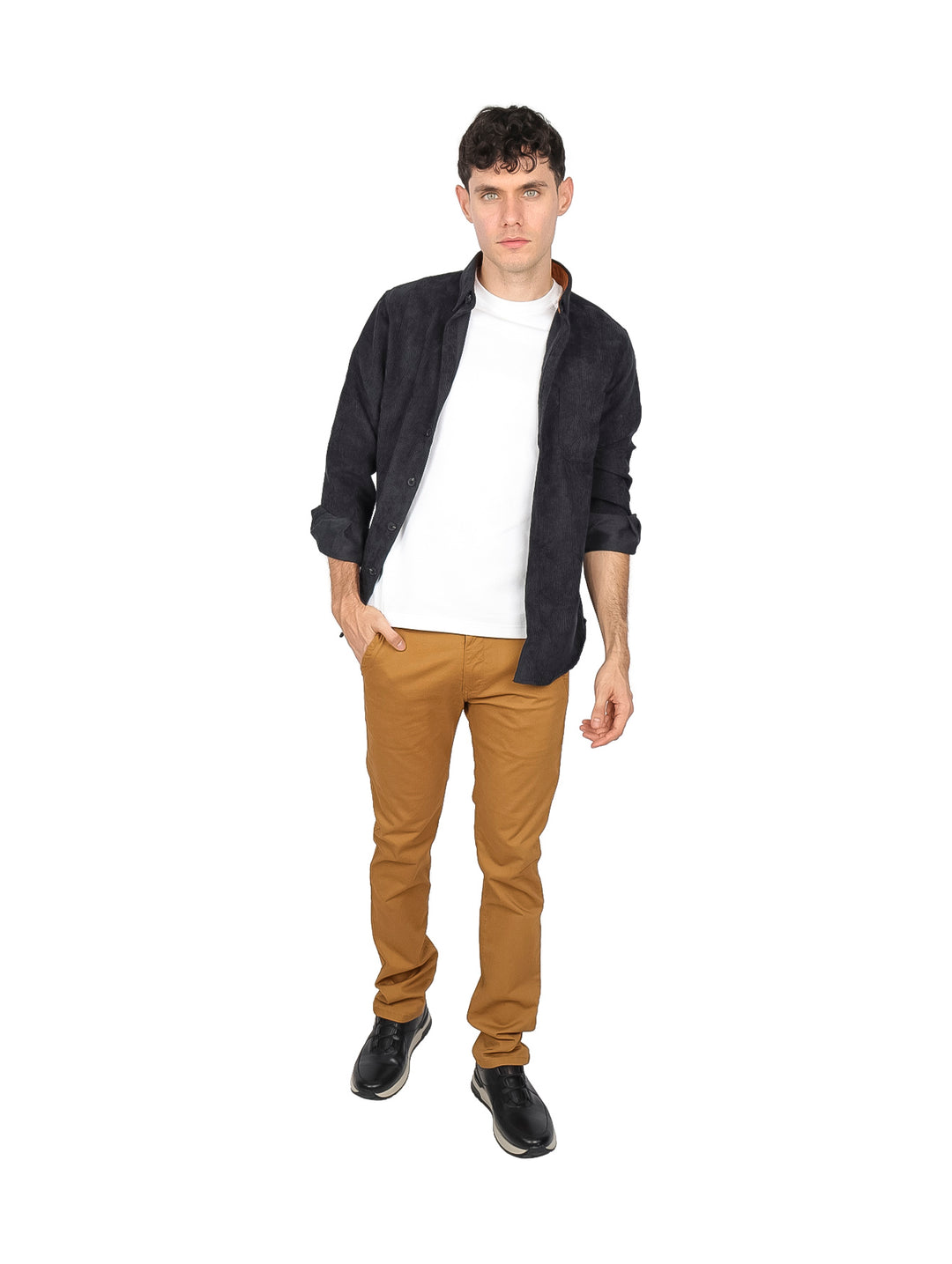 Hombre vistiendo una camisa de pana negra de manga larga y pantalones color canela.