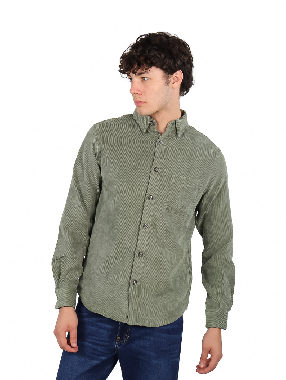 Hombre vistiendo una camisa de pana color olivo de manga larga y pantalones azules.