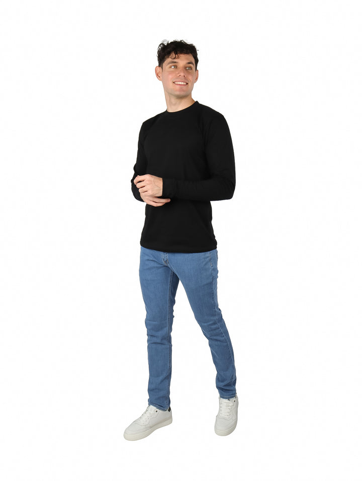 Hombre vistiendo pantalones jeans de mezclilla color azul claro con corte ajustado.