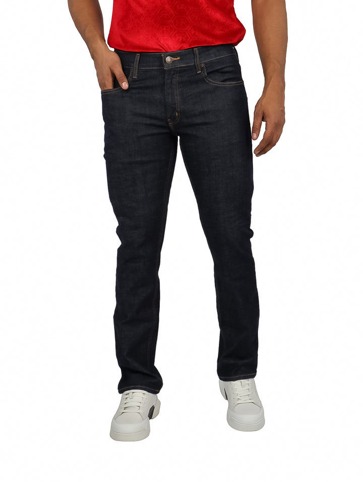 Hombre vistiendo pantalones jeans color carbón de estilo urbano.