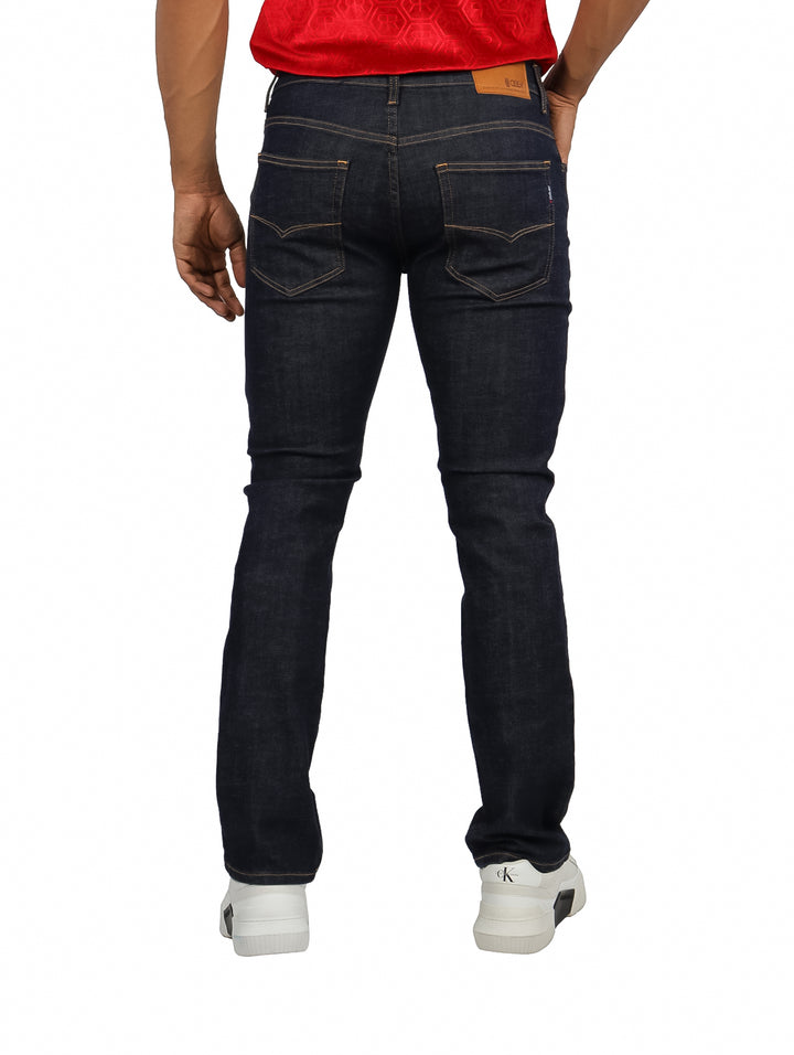Hombre vistiendo pantalones jeans color carbón de estilo urbano.