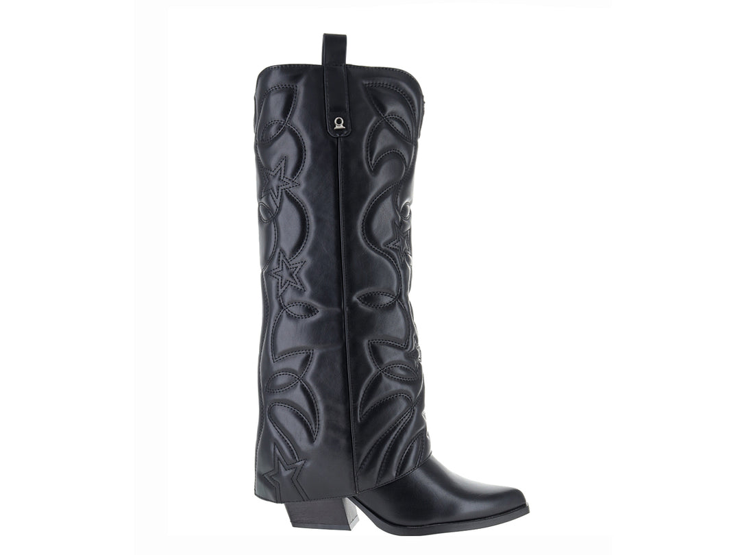 Bota negra de estilo vaquero con relieves de estrellas en el cuerpo y tacón bajo.