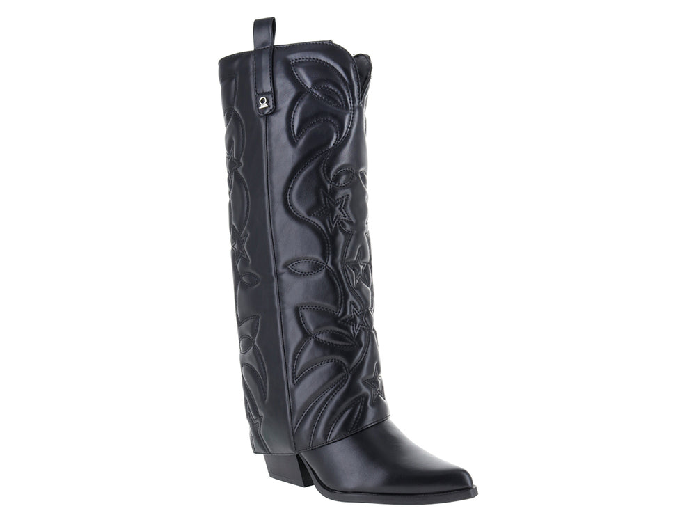 Bota negra de estilo vaquero con relieves de estrellas en el cuerpo y tacón bajo.