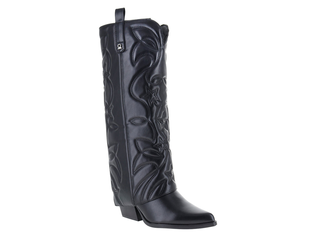 Bota negra de estilo vaquero con relieves de estrellas en el cuerpo y tacón bajo.