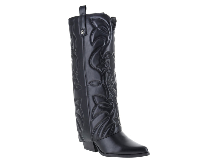 Bota negra de estilo vaquero con relieves de estrellas en el cuerpo y tacón bajo.