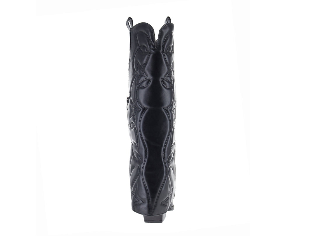 Bota negra de estilo vaquero con relieves de estrellas en el cuerpo y tacón bajo.