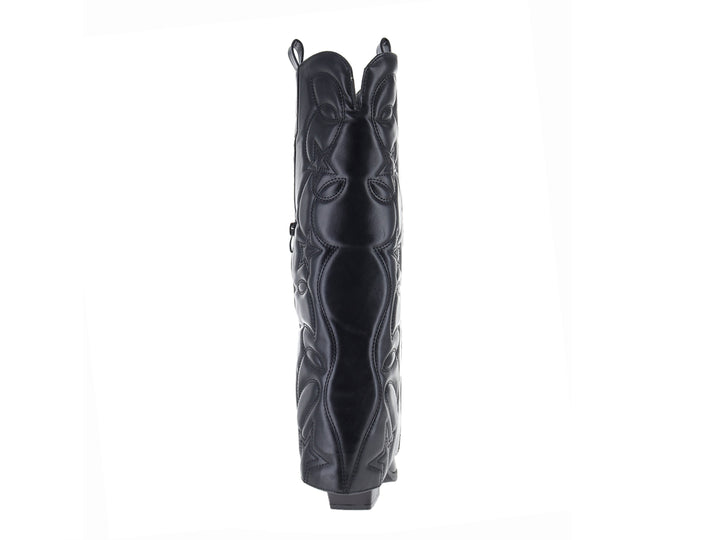 Bota negra de estilo vaquero con relieves de estrellas en el cuerpo y tacón bajo.