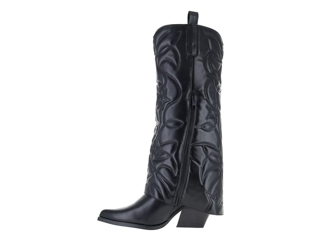 Bota negra de estilo vaquero con relieves de estrellas en el cuerpo y tacón bajo.