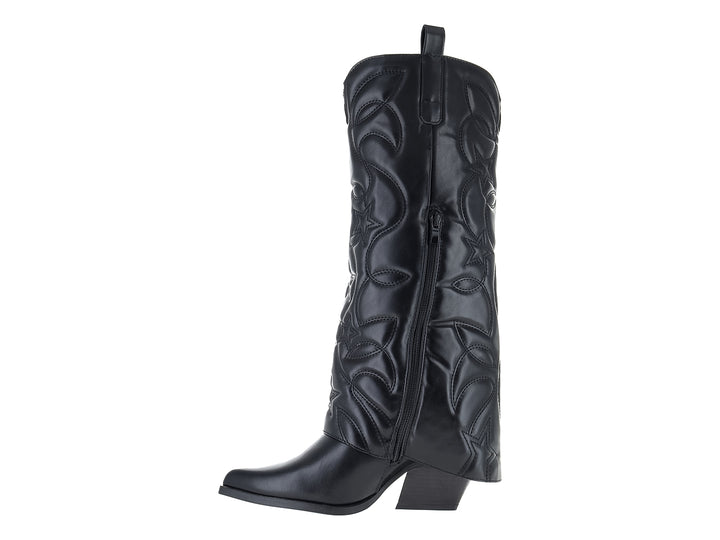Bota negra de estilo vaquero con relieves de estrellas en el cuerpo y tacón bajo.