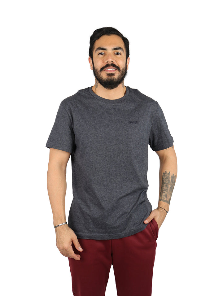 Hombre vistiendo una playera de manga corta color gris oxford.