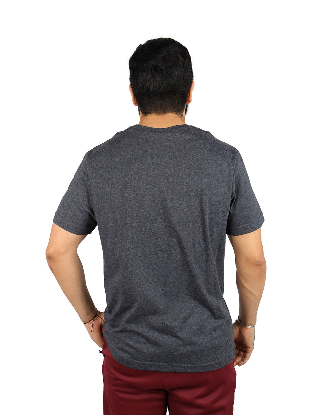 Hombre vistiendo una playera de manga corta color gris oxford.