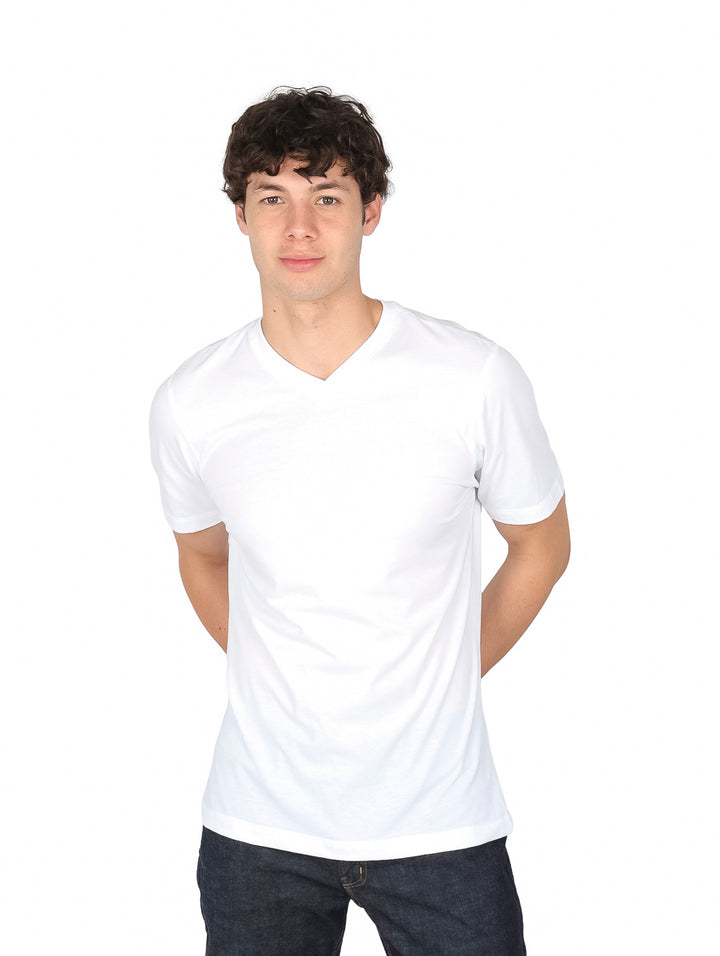 Hombre vistiendo una playera básica de color blanco con cuello en V y manga corta.